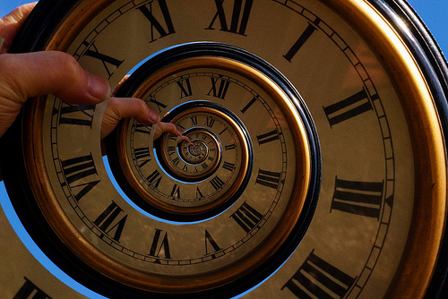 El tiempo parece deformarse ante la presencia del Yo como se deforma en realidad ante la presencia de gravedad.