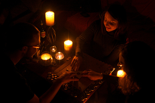 La ouija, el artefacto más conocido para hablar con los muertos. Un fraude total, aunque siempre hay quien asegura que le funcionó, ¡paparruchas!