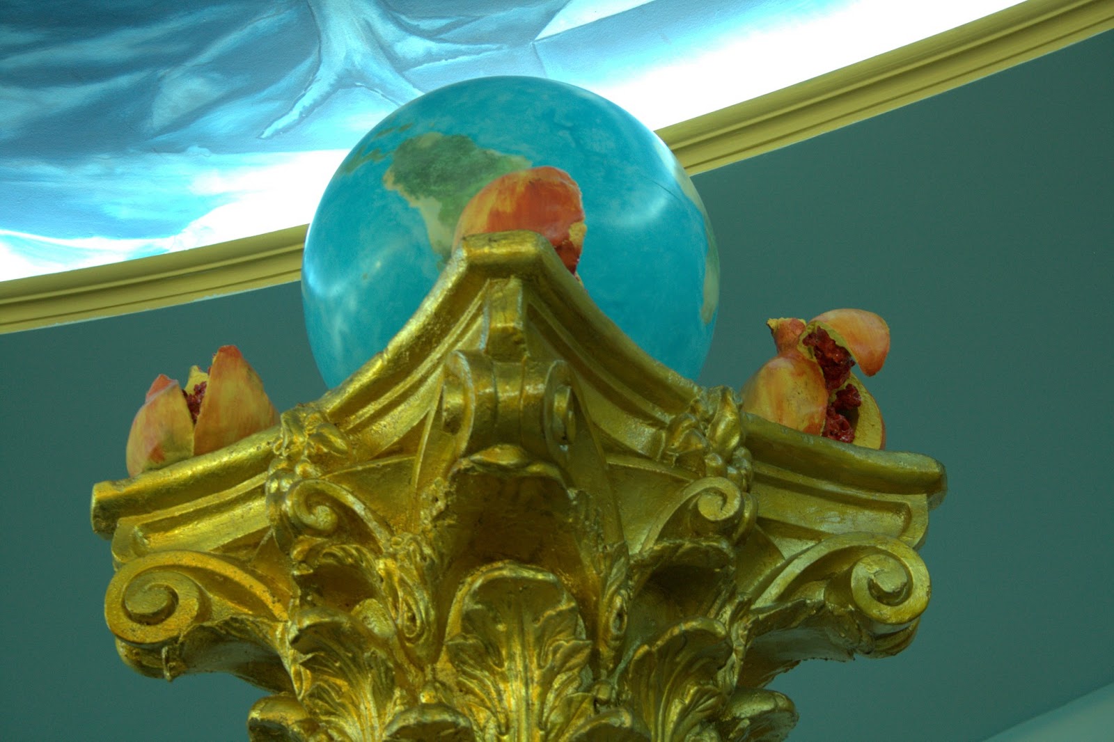 Granadas y Globo Terrestre sobre la Columna B