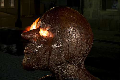 "Se quedó quieto como piedra y con fuego en los ojos", la imagen es la representación literal de esta frase.