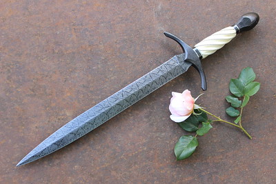 dagger whiteRose traicion