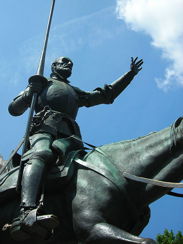 Es mejor ser loado de los pocos sabios que burlado de los muchos necios. Don Quijote