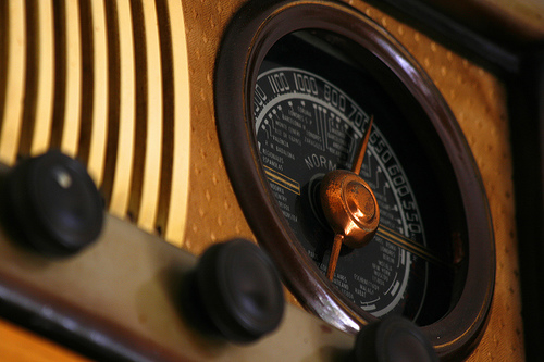 Tienen que ganar adeptos para sus iglesias y la radio es el medio más barato para eso.