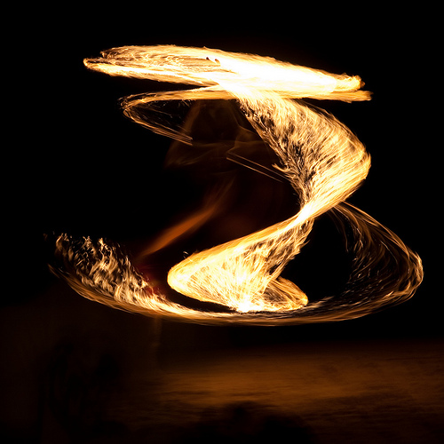 El fuego muy cerca nos quema y muy lejos no nos calienta.